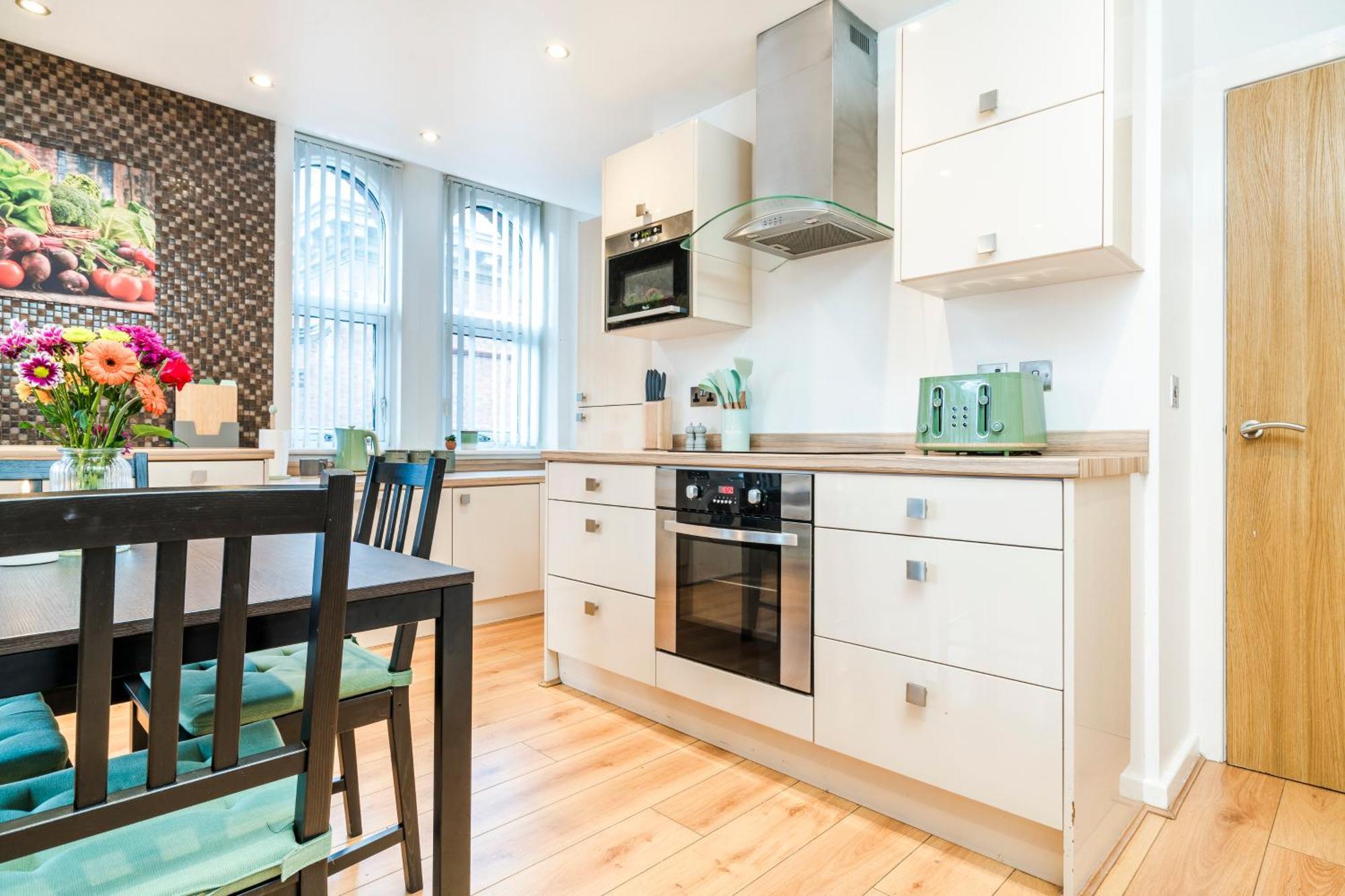 Cavern Quarters, Beautiful Two Bedroom City Centre Apartment By Garudy Serviced Apartments And Short Lets - Perfect For Longer Stays 리버풀 외부 사진
